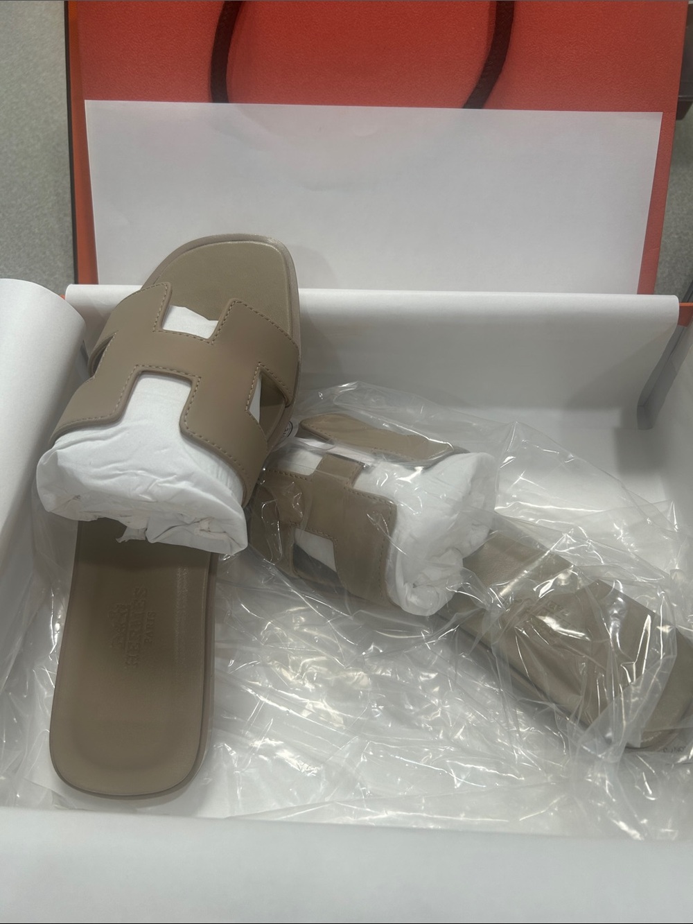 💞Fashion💞Taupe Leather Slide Sandals with H Cutout